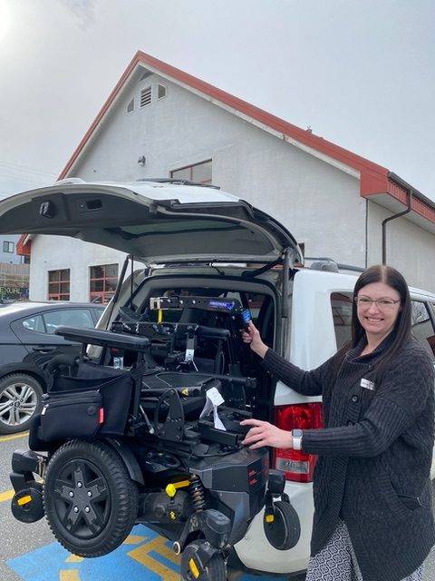 Trina showing her wheelchair lift bringing her wheelchair into her van.